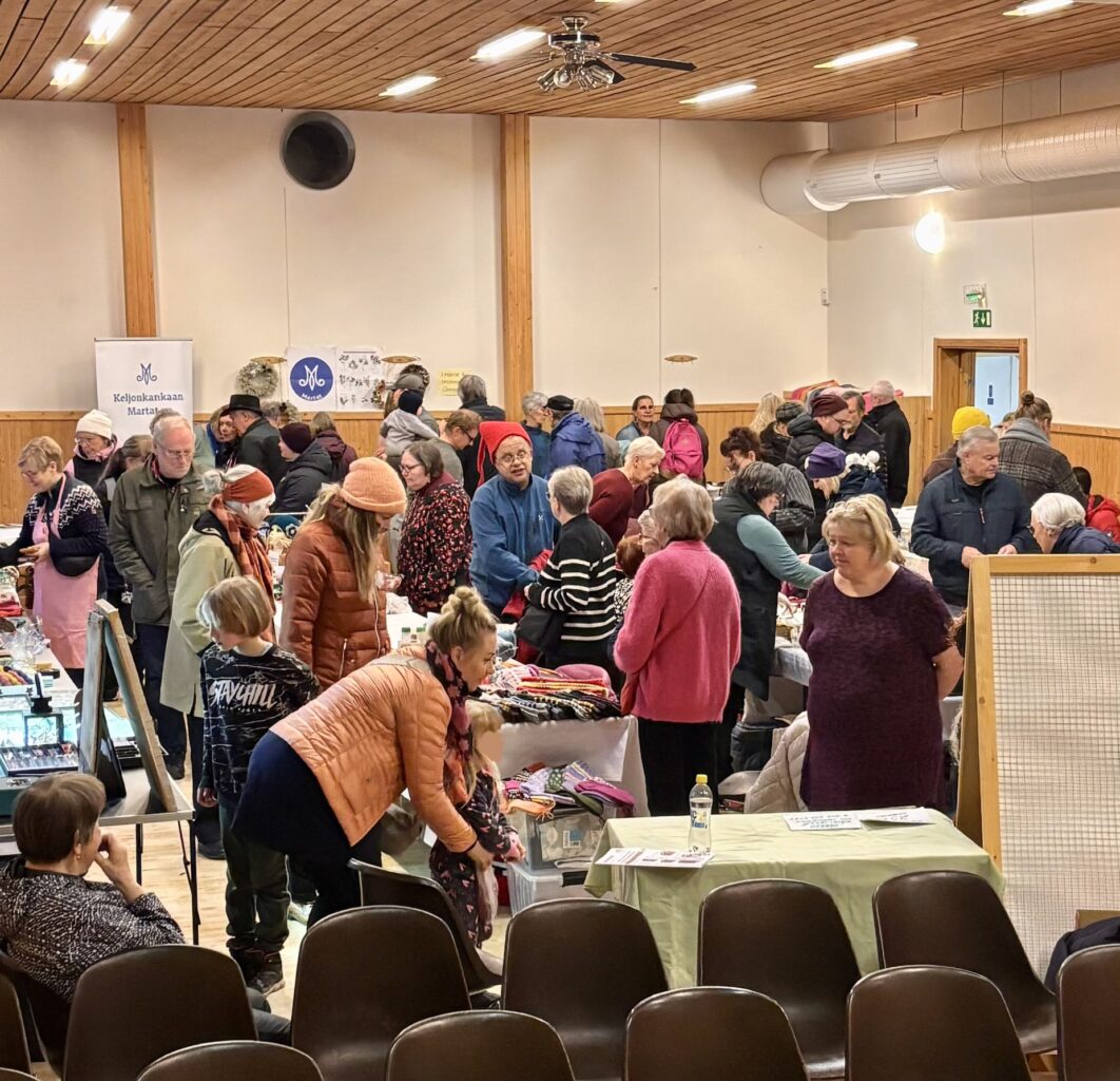 markkinavieraita Tapiolan talon juhlasalissa